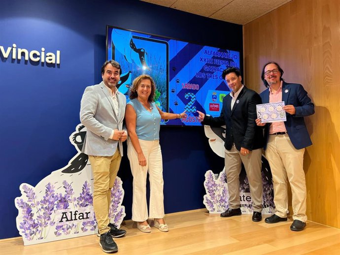 La diputada provincial Sagrario Molina y el alcalde de Alfarnatejo, Daniel Benítez, entre otros.