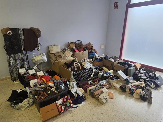 Archivo - Intervención policial contra la venta de productos falsificados.