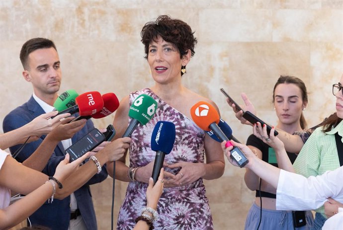 La ministra de Inclusión, Seguridad Social y Migraciones, Elma Saiz, atiende a los medios tras un encuentro con representantes de las principales plataformas digitales, en el Ministerio de Inclusión, Seguridad Social y Migraciones, a 30 de julio de 2025, 