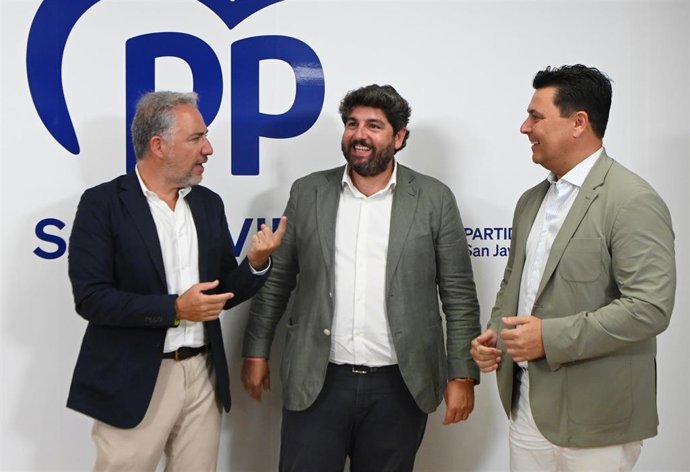 Archivo - El vicesecretario de Política Autonómica, Municipal y Análisis Electoral del PP, Elías Bendodo, junto al presidente del PP de Murcia, Fernando López Miras; y el alcalde de San Javier y secretario general del PPRM, José Miguel Luengo