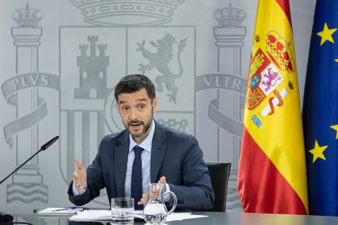 El ministre de Drets Socials, Consum i Agenda 2030, Pablo Bustinduy, oferix declaracions a la premsa després del Consell de Ministres, a 1 de juliol del 2025, a Madrid (Espanya).