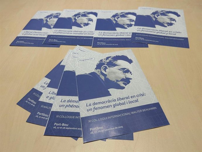 Díptico de la programación del XI Coloquio Internacional Walter Benjamin, que aborda la "crisis" actual de la democracia liberal