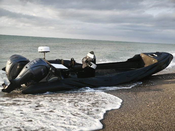 Lancha tipo 'petaquera' localizada en la costa de Vera (Almería).