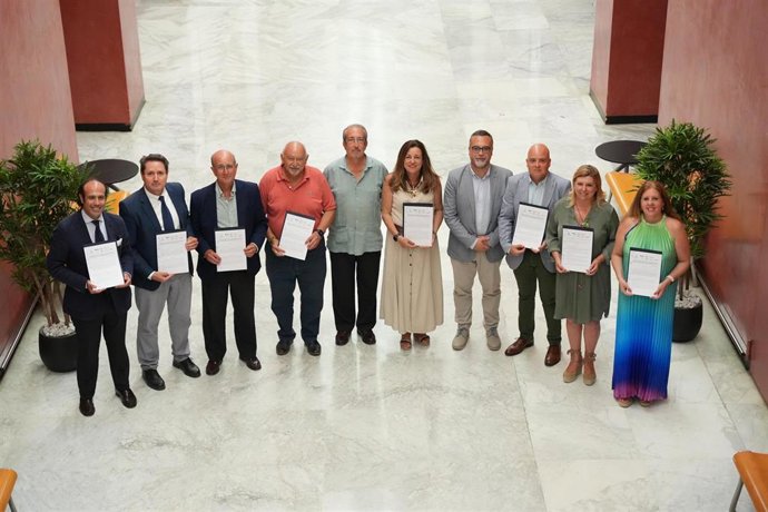La consejera de Desarrollo Educativo, María del Carmen Castillo, en el centro de la imagen con las patronales y sindicatos que han firmado el acuerdo para ampliar la plantilla de la red de centros concertados.