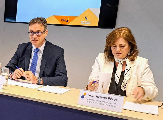 El conseller de Economía, Hacienda e Innovación, Antoni Costa, y la directora general del Tesoro, Política Financiera y Patrimonio, Susana Pérez.