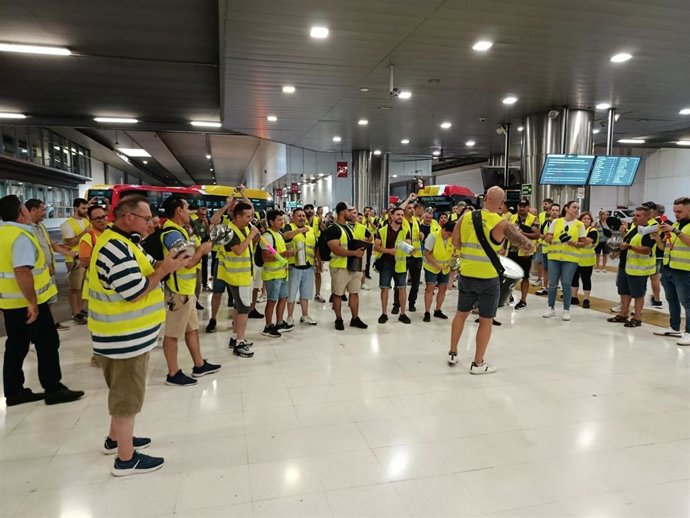 Trabajadores del TIB en la estación intermodal de Palma