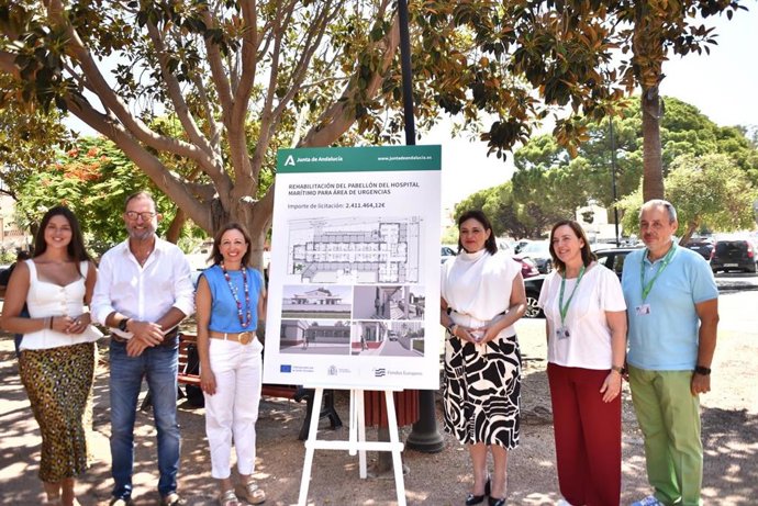 La delegada del Gobierno andaluz en Málaga, Patricia Navarro, informa de la construcción de las Urgencias de Atención Primaria en el pabellón 1 del Hospital Marítimo.