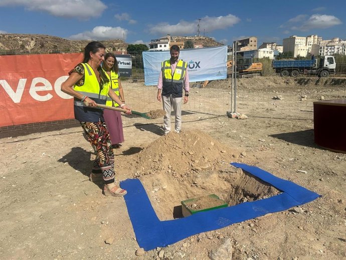 La delegada de la Junta en Almería, Aránzazu Martín, durante el acto simbólico de colocación de la primera piedra de la futura residencia de mayores de Albox (Almería).