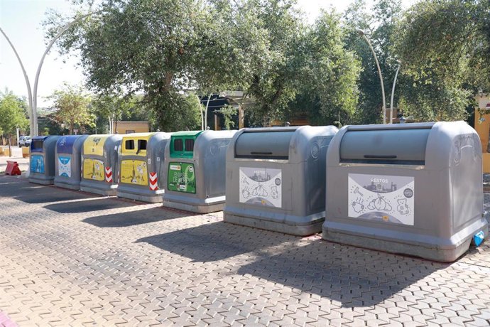 Archivo - Contenedores de Lipasam para residuos diversos ubicados en la Alameda de Hércules, en el centro de Sevilla, en imagen de recurso.