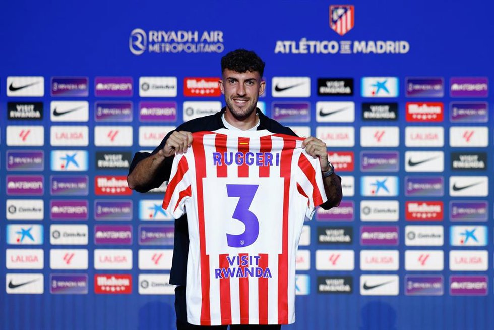 El lateral italiano Matteo Ruggeri posa con la camiseta que llevará en la próxima temporada 2025-26 en su presentación oficial con el Atlético de Madrid. 