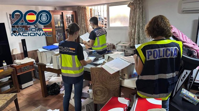 Registros en la localidad malagueña de Vélez-Málaga por la investigación sobre dos personas por su presunta implicación en una estafa piramidal en masa de más de 5.000.000 de euros.