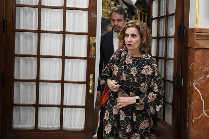 La vicepresidenta primera y ministra de Hacienda, María Jesús Montero, a su salida de una sesión plenaria extraordinaria, en el Congreso de los Diputados, a 22 de julio de 2025, en Madrid (España).