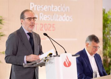 El consejero delegado, Héctor Grisi, durante una rueda de prensa, en la Ciudad del Grupo Santander, a 30 de julio de 2025, en Boadilla del Monte, Madrid (España). Banco Santander obtuvo un beneficio neto atribuido de 6.833 millones de euros entre enero y 