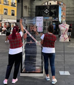 La directora de APRAMP, Rocío Mora, se ha metido en la cápsula que han instalado en Gran Vía (Madrid) para que los transeúntes miren de frente el problema de la trata de mujeres.