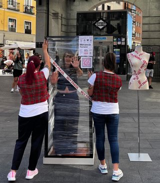 La directora de APRAMP, Rocío Mora, se ha metido en la cápsula que han instalado en Gran Vía (Madrid) para que los transeúntes miren de frente el problema de la trata de mujeres.