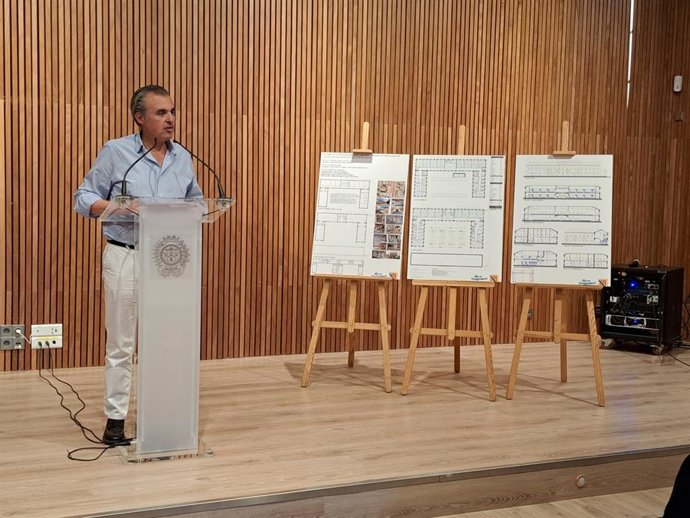 El conseller de Educación y Universidades, Antoni Vera, durante la presentación del proyecto