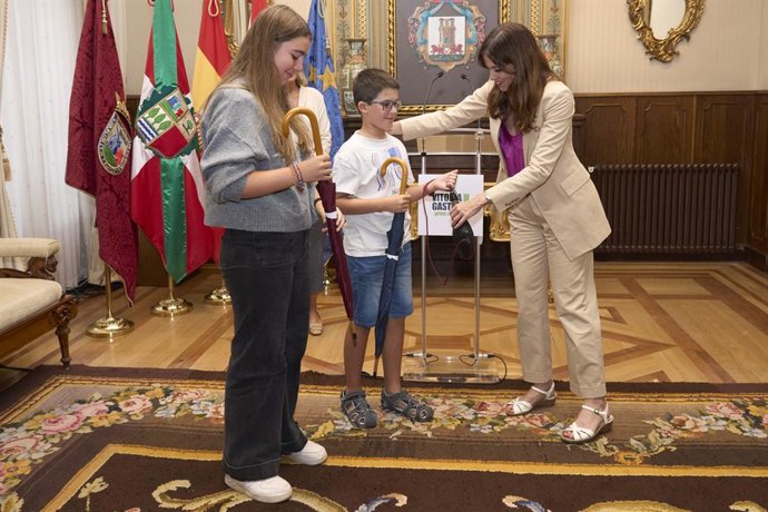 Gasteizko alkatea Edurne eta Zeledon Txikirekin