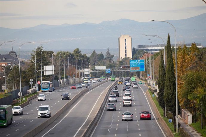 Archivo - Varios vehículos a su paso por la A-6, a 5 de diciembre de 2024, en Madrid (España). La Dirección General de Tráfico (DGT) prevé 6,6 millones de desplazamientos durante el puente de la Constitución-Inmaculada, cuyo dispositivo especial de regula