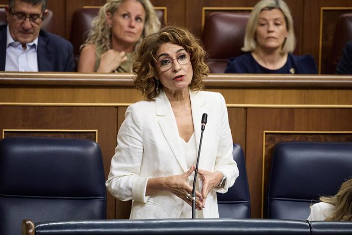 Archivo - La vicepresidenta primera y ministra de Hacienda, María Jesús Montero, durante un pleno en el Congreso de los Diputados, a 25 de junio de 2025, en Madrid (España).  La sesión de control está marcada por la ofensiva del PP contra el Gobierno por 