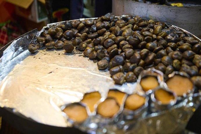 Archivo - Varias castañas en una castañera.