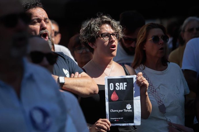 Una mujer durante una concentración ante el Ayuntamiento de O Porriño, a 30 de julio de 2025, en O Porriño, Pontevedra, Galicia (España). La CIG ha convocado una concentración tras conocerse que una mujer de 48 años, natural de Mos (Pontevedra), que traba