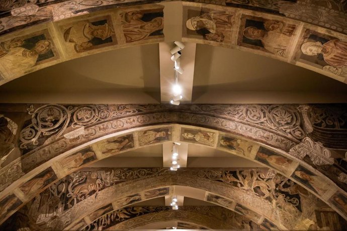Archivo - Detalle de las pinturas murales del Monasterio de Sijena expuestas en el Museu Nacional d’Art de Catalunya (MNAC), a 29 de mayo de 2025, en Barcelona