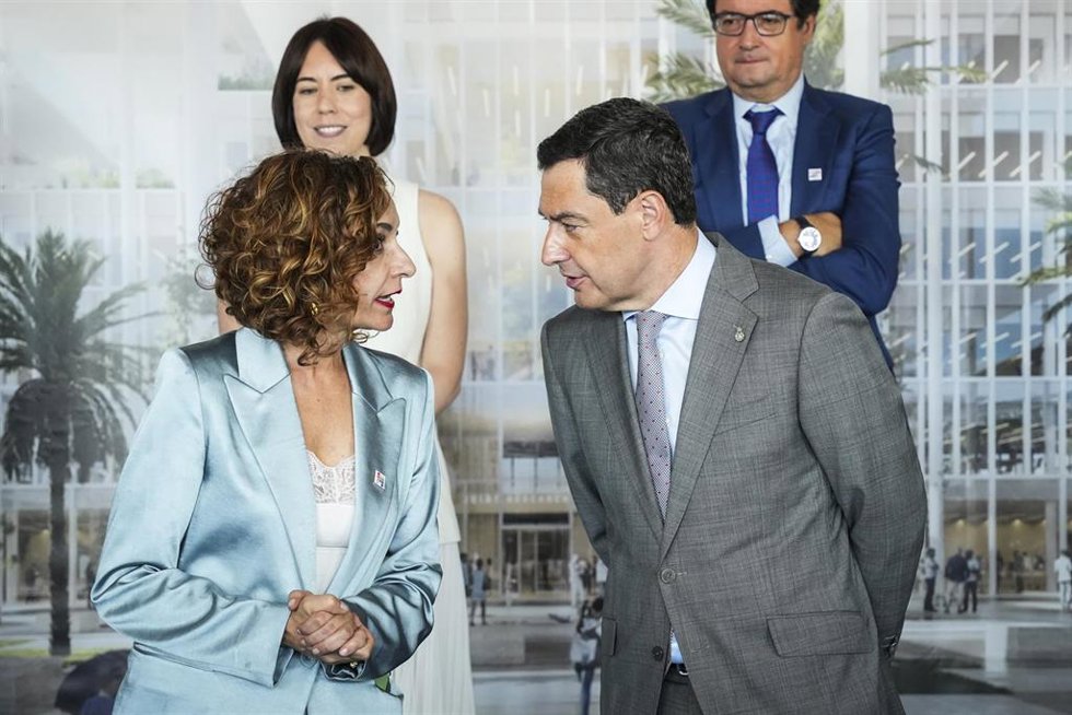 La vicepresidenta primera del Gobierno y ministra de Hacienda, María Jesús Montero, y el presidente de la Junta de Andalucía, Juanma Moreno, en una imagen de archivo.
