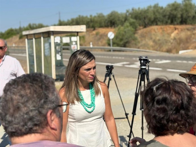 La vicesecretaria general del PSOE de Andalucía y portavoz en el Parlamento de Andalucía, María Márquez, eb la carretera A-474 entre Hinojos y Almonte (Huelva).