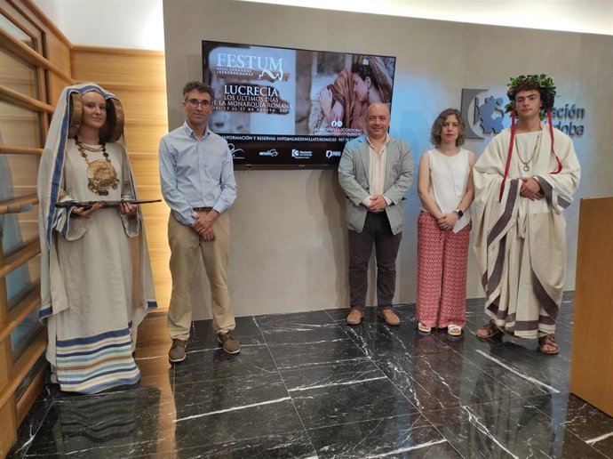 El diputado de Cultura, Gabriel Duque (centro), en la presentación de 'Festum'.
