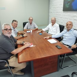 Representantes de la Mesa en Defensa del Ferrocarril de Almería durante la reunión con los vicepresidentes de la Diputación Provincial.