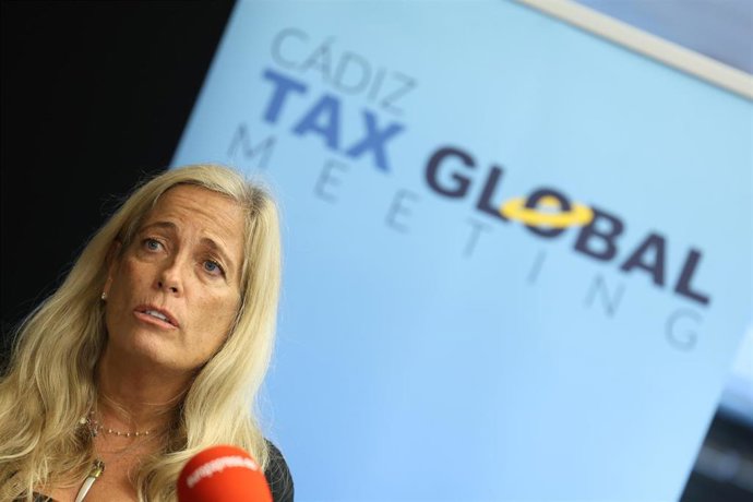 Archivo - La consejera de Economía, Hacienda y Empleo de la Comunidad de Madrid, Rocío Albert (2i), en el Foro Tax Global Meeting. A 27 de septiembre de 2024, en Cádiz (Andalucía, España).