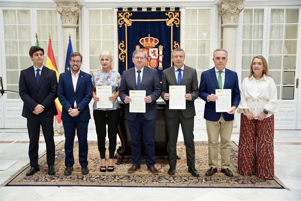Archivo - Foto de grupo tras la firma del protocolo general para la exhumación de la fosa común de Monumento