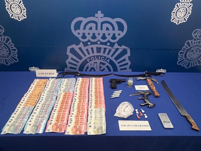 La Policía se ha incauado de dinero en efectivo, sustancias estupefacientes y varias armas blancas.