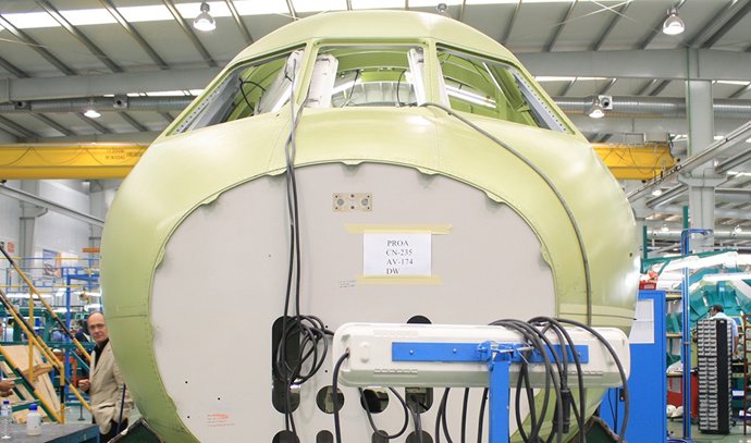 Archivo - Línea de ensamblaje del avión A400M de Airbus en Sevilla.