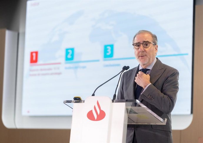 El consejero delegado, Héctor Grisi, durante una rueda de prensa, en la Ciudad del Grupo Santander, a 30 de julio de 2025, en Boadilla del Monte, Madrid (España).