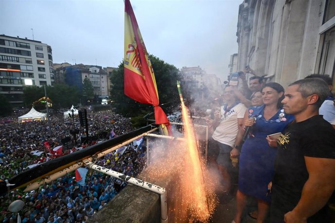 Imagen de archivo.- La alcaldesa de Santander, Gema Igual, lanza el Chupinazo desde el balcón del Ayuntamiento, a 18 de julio de 2025, en Santander, Cantabria (España). 