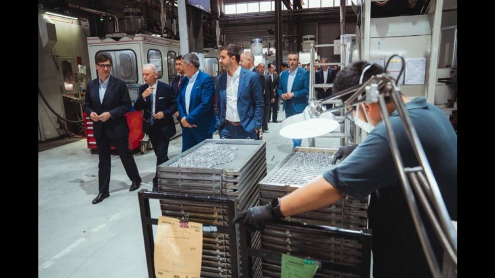 El presidente de la Generalitat, Salvador Illa, junto al conseller de Empresa y Trabajo, Miquel Smper, durante su visita en China de la nueva fábrica de la empresa catalana de componentes metálicos sinterizados Ames