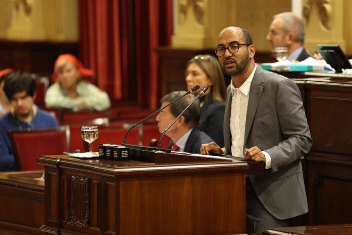 Archivo - El diputado del PSOE Omar Lamin interviene durante un pleno en el Parlament balear. 
