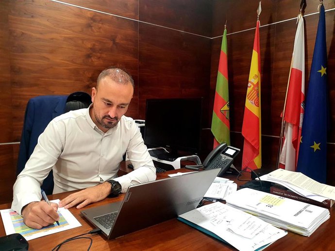 Archivo - El alcalde de Torrelavega, Javier López Estrada