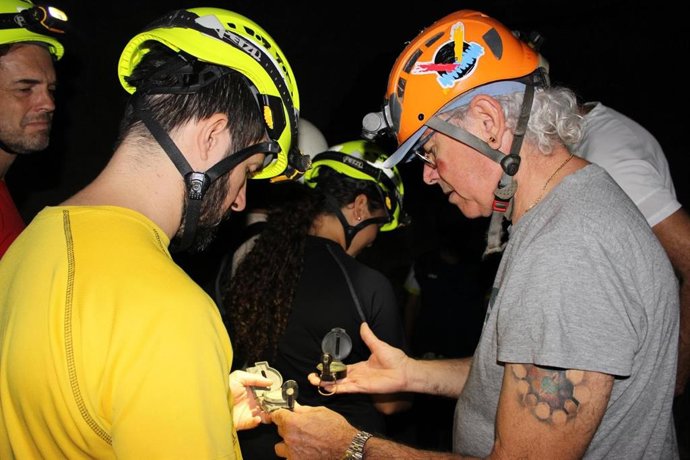 Fotografía realizada en las Cuevas de la Batida en Carmona durante el Curso 'Introducción a la Espeleoarqueología aplicada: el estudio de las minas de agua' de la UPO.