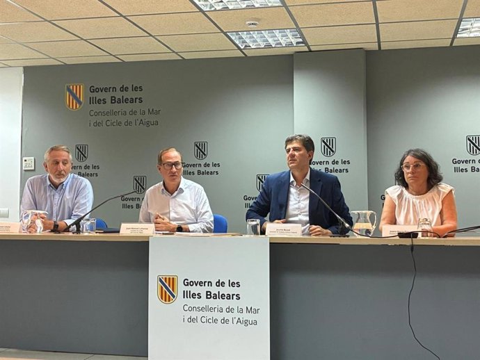 El conseller del Mar y del Ciclo del Agua, Juan Manuel Lafuente; el director general de Recursos Hídricos, Joan Calafat; el conseller de Turismo, Cultura y Deporte, Jaume Bauzá, y la presidenta de la Mancomunitat, Joana Maria Pascual