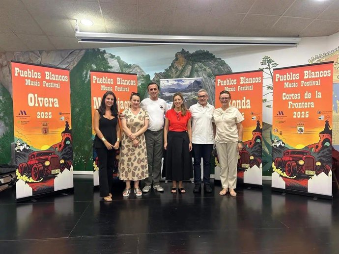 La diputada provincial María del Carmen Martínez, junto al alcalde de Montejaque, Diego Sánchez y el representante de Perform in Spain, José Camacho, entre otros.