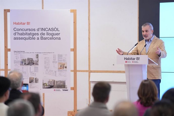 El alcalde de Barcelona, Jaume Collboni, durante la presentación de los ganadores del proyecto arquitectónico de las promociones de 600 viviendas públicas, a 30 de julio de 2025, en Barcelona, Catalunya (España).