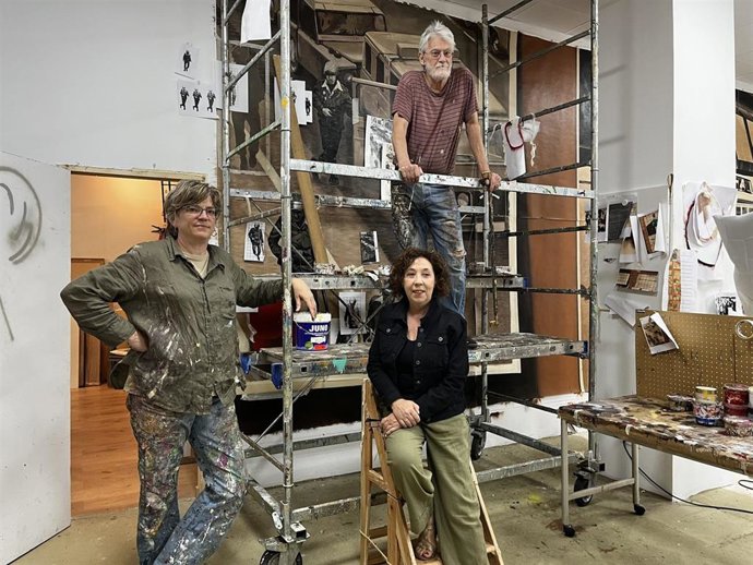 Los coordinadores del mural, Verónica Werckmeister y Javier Hernández Landazabal, junto a la concejala de MIren Fernández de Landa.