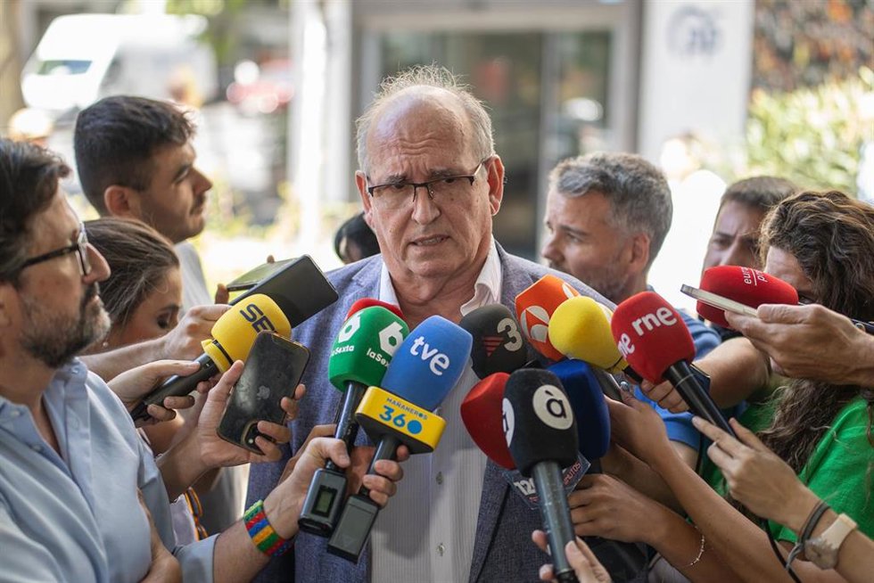 El presidente y cofundador de la Asociación SOS Desaparecidos, Joaquín Amills, durante una reunión con el presidente del PP, Alberto Núñez Fiejóo, en la sede del PP, a 30 de julio de 2025, en Madrid (España). 