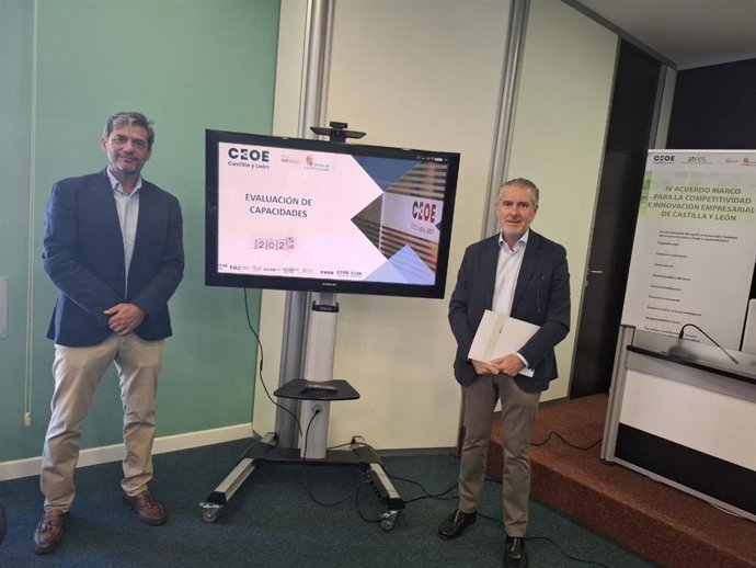 El presidente de FES, Andrés Ortega (d), y el técnico Daniel Penín.