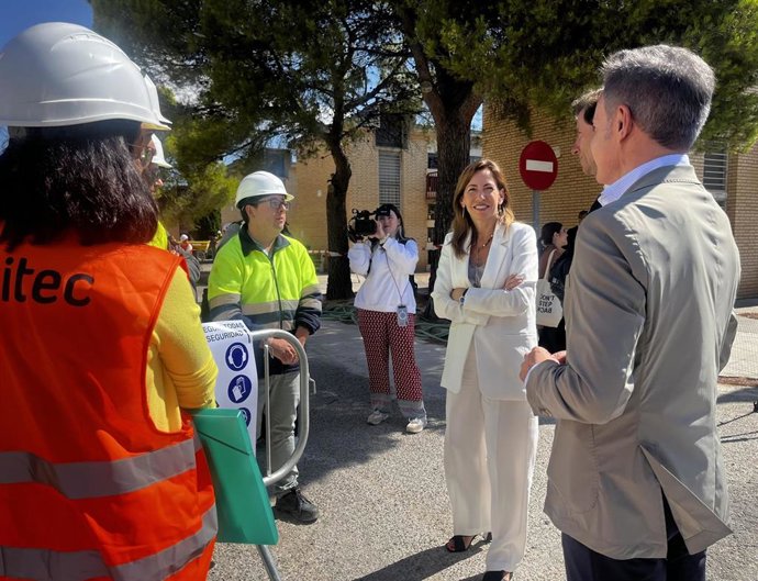 La alcaldesa de Zaragoza, Natalia Chueca, en el cementerio de Torrero, donde se ha puesto en marcha una de las actuaciones para ahorrar energía.