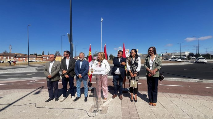 La Alcaldesa, Cristina Ayala, Rodeada De Concejales De Su Equipo Y De La Oposición.