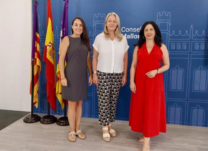 La consellera insular de Promoción Económica y Desarrollo Local, Pilar Amate, y la directora de la UNED en Baleares, Judit Vega.