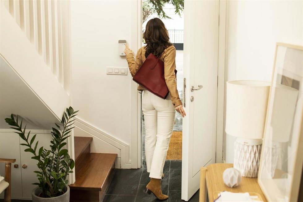 Archivo - Activar la alarma y revisar puertas y ventanas, recomendaciones de Securitas Direct de cara a Semana Santa
